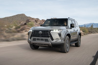 足まわりはフロントがハイマウントのダブルウイッシュボーンで、リアがラテラルリンク式の4リンクリジッド。“オーバートレイル”は減衰力可変ダンパー「AVS」が標準装備だ。