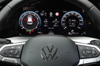 10.25インチの液晶メータークラスター「デジタルコックピットプロ」を全グレードに標準装備。速度やナビの案内情報などをフロントウィンドウに映すヘッドアップディスプレイが上位グレードにオプション設定されている。