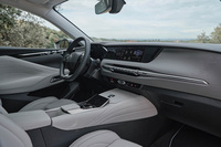 「DS 4エスプリ・ド・ヴォヤージュ」の内装。パリから広がる旅路を表現したというエンボス加工がダッシュボードとフロントドアステップガードに施される。