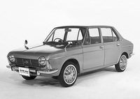1966年「スバル1000」。水平対向4気筒OHVエンジンによるFF、トーションバーによる4輪独立懸架などのメカニズムを採用、世界レベルでみても独創的かつ合理的な設計を誇る小型車。当初は4ドアセダンのみで、後に2ドアセダンが加えられた。