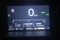 今回試乗した際の電費は8.7km/kWh。空気抵抗がバカデカいので、時速100km出すとガックリ電費が落ちるらしいけど、首都高だけなら、計算上の航続距離は200kmを楽に超えるはずだ。