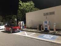こちらは海老名SA(上り)に設置された急速充電スポット。40kW級と90kW級が計3基並ぶ急速充電器は、それぞれの最大出力が分かりにくく、不親切としか言いようがない。