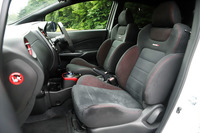 インテリアは、ベースモデルの「ノートe-POWER NISMO」と同じ。サイドサポートが大きく張り出したスポーツシートが備わる。