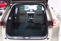 荷室については、絶対的な容量よりも、開口部の形状など、実質的な使い勝手を優先して設計されている。写真は後席をダイブダウンさせ、積載スペースを最大化した状態。