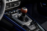 積層ウォールナット材をオープンポア仕上げとした、改良型「911カレラT」のシフトノブ。機能面では、シフトダウン時にエンジンとギアボックスの回転数差を自動的に補正するオートブリッピングを採用。