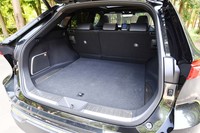 荷室の容量は5人乗車時で409リッター。フロアの奥行きは985mm、幅は最も狭い奥側で1005mmとなっている。