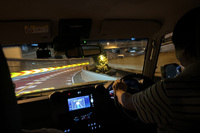 首都高に乗り入れた四輪リジッドの「ランクル“70”」。加速は軽快、速度を上げてもまっすぐ走る。サス形式が変わったかと思ったほどだ。前回期間限定で登場したランクル“70”に比べて、その洗練度はハンパない。