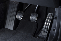 ペダルレイアウトはご覧のとおり。クラッチは猛烈に重いが、フロアに近いところでミートするので渋滞時などでもそれほど苦労しない(そのぶん踏み込むストローク量は大きい)。