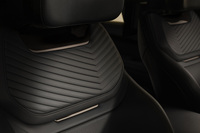 エボニーのセミアニリンレザーで仕立てられた「レンジローバーSVブラックP615」のシート。