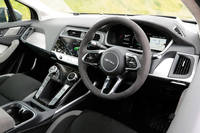 フルデジタルのメーターパネルや、2つのタッチスクリーンが目を引くインストゥルメントパネルまわり。インフォテインメントシステムは、ジャガー車として初めてApple CarPlayやAndroid Autoに対応した。