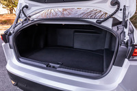 「ミライ」の荷室。具体的な数値は発表されていないが、9インチのゴルフバッグ3個が収納可能なスペースを確保しているという。荷室の右側側壁に、AC100V(1500W)のコンセントが備わっている。