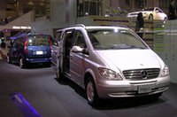 メルセデスベンツ「ビアノ 3.2トレンド」(手前)
【スペック】
全長×全幅×全高=4755×1910×1900mm/ホイールベース=3200mm/車重=2090kg/駆動方式=FR/3.2リッターV6SOHC(218ps/5600rpm、31.1kgm/2800〜4750rpm)/車両本体価格=470.0万円
メルセデスベンツ「バネオ 1.9アンビエンテ」(奥)
【スペック】
全長×全幅×全高=4205×1740×1845mm/ホイールベース=2900mm/車重=1430kg/駆動方式=FF/1.9リッター直4SOHC(125ps/5500rpm、18.4kgm/4000rpm)/車両本体価格=320.0万円