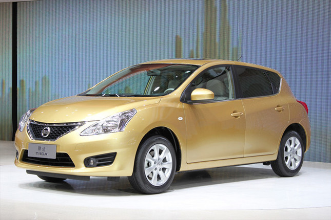 数少ない日本車のワールドプレミアのひとつ、2世代目に生まれ変わった「日産ティーダ」。抑揚の利いたサイドビューの処理が今風だ。