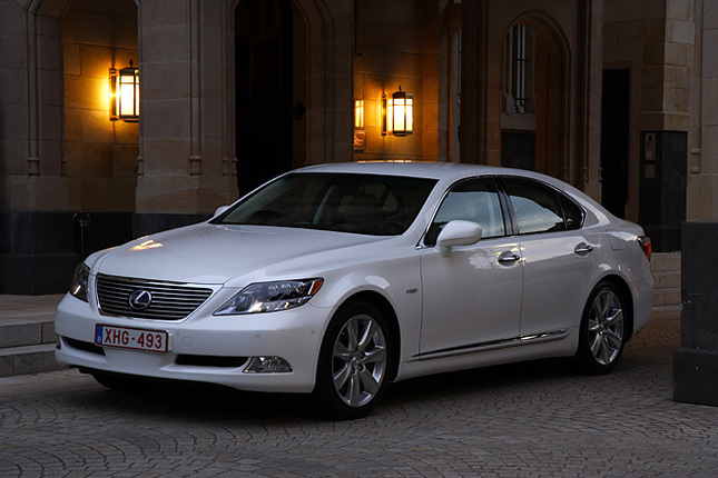 【スペック】LS600h:全長×全幅×全高=5030×1875×1480mm/ホイールベース=2970mm/車重=2270kg/駆動方式=4WD/5リッターV8DOHC32バルブ(394ps/6400rpm、53.0kgm/4000rpm)、交流同期電動機(224ps、30.6kgm)