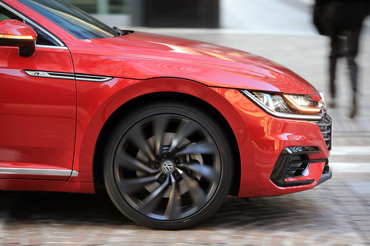 今回のテストでは、東京を離れる前に都内の一般道で石畳での走りを確かめていた。