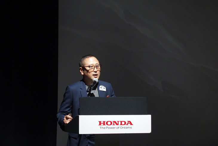 「WR-V」の車両紹介を行う本田技研工業 四輪事業本部 四輪開発センターの金子宗嗣さん。