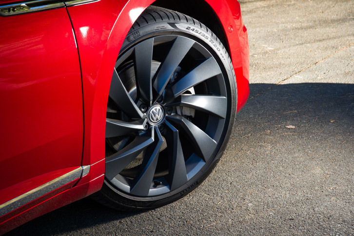 タイヤサイズはベースグレードが245/40R19、「アドバンス」が245/35R20。後者にはダーク仕上げの20インチアルミホイールが組み合わされる。