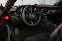 コックピットの基本的な造形は「911 GT3」と同じ。日本仕様車のハンドル位置は左右が選べる。