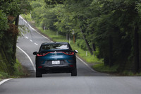 運転支援システムの充実も「アルカナ」の特徴。アダプティブクルーズコントロール(ストップ&ゴー機能付き)やレーンセンタリングアシスト(車線中央維持支援)、アダプティブエマージェンシーブレーキ(衝突被害軽減ブレーキ)、360度カメラなどが標準で装備される。