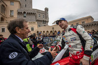 往年のラリードライバー、ジャン・ラニョッティの祝福を受けるラトバラ。