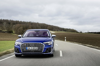 セルフロッキングセンターディファレンシャルを備えたクワトロ(フルタイム4輪駆動)システムを搭載。「S8」にはスポーツディファレンシャルが標準で装備されている。