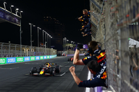 開幕戦バーレーンGPでリタイアしたチャンピオン、フェルスタッペン(写真先頭)が、2戦目にして今季初優勝。予選ではチームメイトのセルジオ・ペレスのポールタイムから0.261秒遅れ4位に沈むも、レースではセーフティーカーのタイミングにも乗じて2位まで挽回。そして終盤にはルクレールと丁々発止とやり合いながらトップを奪い、0.5秒の僅差で勝ち切った。ちなみにこの日は、父ヨス・フェルスタッペンが1994年ブラジルGPでF1デビューを飾った日でもある。(Photo=Getty Images / Red Bull Content Pool)