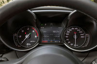 左にエンジン回転計、右に速度計を置く2眼式メーターパネル。中央にはマルチインフォメーションディスプレイが配される。