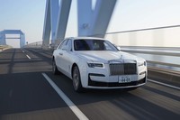 約2.5tという重量級の「ゴースト」だが、0-100km/h4.8秒というスポーツカー並みの加速力を発揮する。