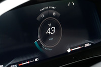 「ステルス」モード時の液晶メーターの表示。同モードでは72km/h以下での車速でEV走行が可能。この車速を超えた場合に加え、バッテリーが尽きたり、アクセルを深く踏み込んだり、乗員がエアコンをオンにしたりするとエンジンが始動し、「ノーマル」モードに自動で移行する。