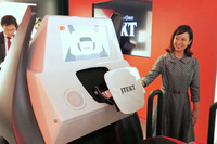 自動運転時にステアリングホイールを格納する「リトラクタブルコラム」のデモンストレーション。