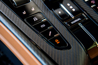 センターコンソールに備わる可変ダンパーの操作スイッチ(上から3番目)。「DB12」では従来モデルよりダンパー制御の帯域幅を500%増加。「GT」モードではより快適な乗り心地を提供し、「スポーツ/スポーツ+」モードでは、より引き締まった身のこなしを実現するようになった。