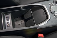 コンソールボックスの前方にはスマートフォンのワイヤレス充電パッドが備わる。リッドの隙間から滑り込ませるように使えるのがスマートだ。