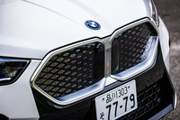 中央のバーで左右をつなぎ、全体で六角形を表現するキドニーグリルを採用。グリル内に開口部はなく、フレームの内側はパネルで覆われている。空気抵抗を示す係数であるCd値はICE車の「X2」が0.27、フロントの開口部が小さいBEVの「iX2」が0.25と発表されている。