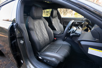 オプションの「フルパッケージ」に含まれるナッパレザーのシート。標準仕様の「GT BlueHDi」には、アルカンターラとレザーのコンビシートが装備される。