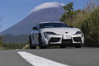 国内では2019年5月に発売された5代目「トヨタ・スープラ」。先代のA80型の販売終了から17年を経ての復活だった。