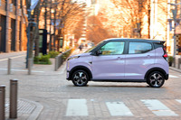 石畳のアーケードを駆け抜ける「eKクロスEV」。もっと上のクラスのクルマを思わせる、落ち着いた走りが印象的だ。