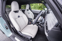 今回の試乗車では「ベスキンベージュ」と呼ばれる明るいインテリアカラーが選択されていた。写真の「ジョンクーパーワークスシート」は16万4000円の有償オプション「フェイバードトリム」に含まれる装備。