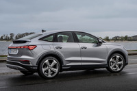 渕野「で、これがえーっと……なんだっけ?」
ほった「微妙にワカラナイ(汗)。アウディの『Q』シリーズは、数が多いし似たようなのがいっぱいだし、車名が変わったのもあったりしますからねぇ」
清水「カーマニアですら車名が出てこない現状を、アウディはちょっと深刻に考えたほうがいいよ」