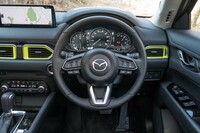 ステアリングホイールは本革巻き。ステアリングヒーターも標準装備される。