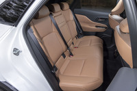 あくまで「クラウン」なのでボディー形状から想像するよりも後席は広い。