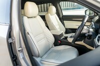 試乗車のシートは上質なナッパレザー仕立て。シートカラーは写真の「ピュアホワイト」のほか、茶系の「オーバーン」も用意される。