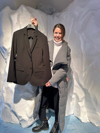 アルファタウリのブランドマネジャー、アンナ・フリートハイム氏。ウオッシャブルのジャケット&パンツとともに。