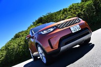 フロントグリルには新たにハニカムメッシュパターンを採用。バンパーは下部のカラーレイアウトが少し変わっている。