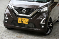 試乗した「ハイウェイスターGターボ」は、三菱の「eKクロス」とともにいわゆるカスタム系といわれるモデル。日産車に共通する「Vモーショングリル」を採用する。