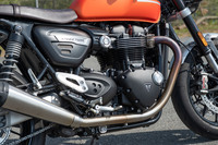 トライアンフ・スピートツイン1200(6MT)/ロイヤルエンフィールド・スクラム411(5MT)/ベネリ・レオンチーノ125(6MT)【試乗記】の画像