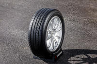 「ジオランダーX-CV」では、高速走行時の安定感とウエット性能を高める非対称トレッドパターンを採用。4本のワイドストレートグルーブ(縦溝)が、ウエット路面で優れた排水性を実現し、耐ハイドロプレーニング性能を向上させていると開発陣は説明する。