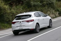 1.3リッターという控えめな排気量ながら、1800rpmという低回転域で270N・mもの最大トルクを発生。軽快なピックアップをみせる。