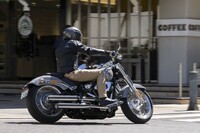 走りや快適性、安全性が進化した最新の「ファットボーイ」でも、伝統のスタイルとライドフィールは健在。本物のアメリカンクルーザーと呼びたくなるマシンに仕上がっていた。