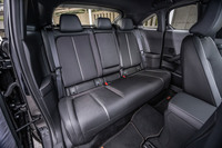 後席の座面は、マイルドハイブリッド車よりも若干高めに設定されている。Bピラーレス構造によって実現したフロントが82度、リアが80度まで開くセンターオープン式ドア「フリースタイルドア」はロータリーエンジン搭載車でも健在。