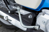 「スーパーカブ50/110」にはセルフスターターに加え、昔ながらのキック式のスターターも装備される。始動性は良好で、排気量が小さいこともあって簡単にエンジンがかかる。